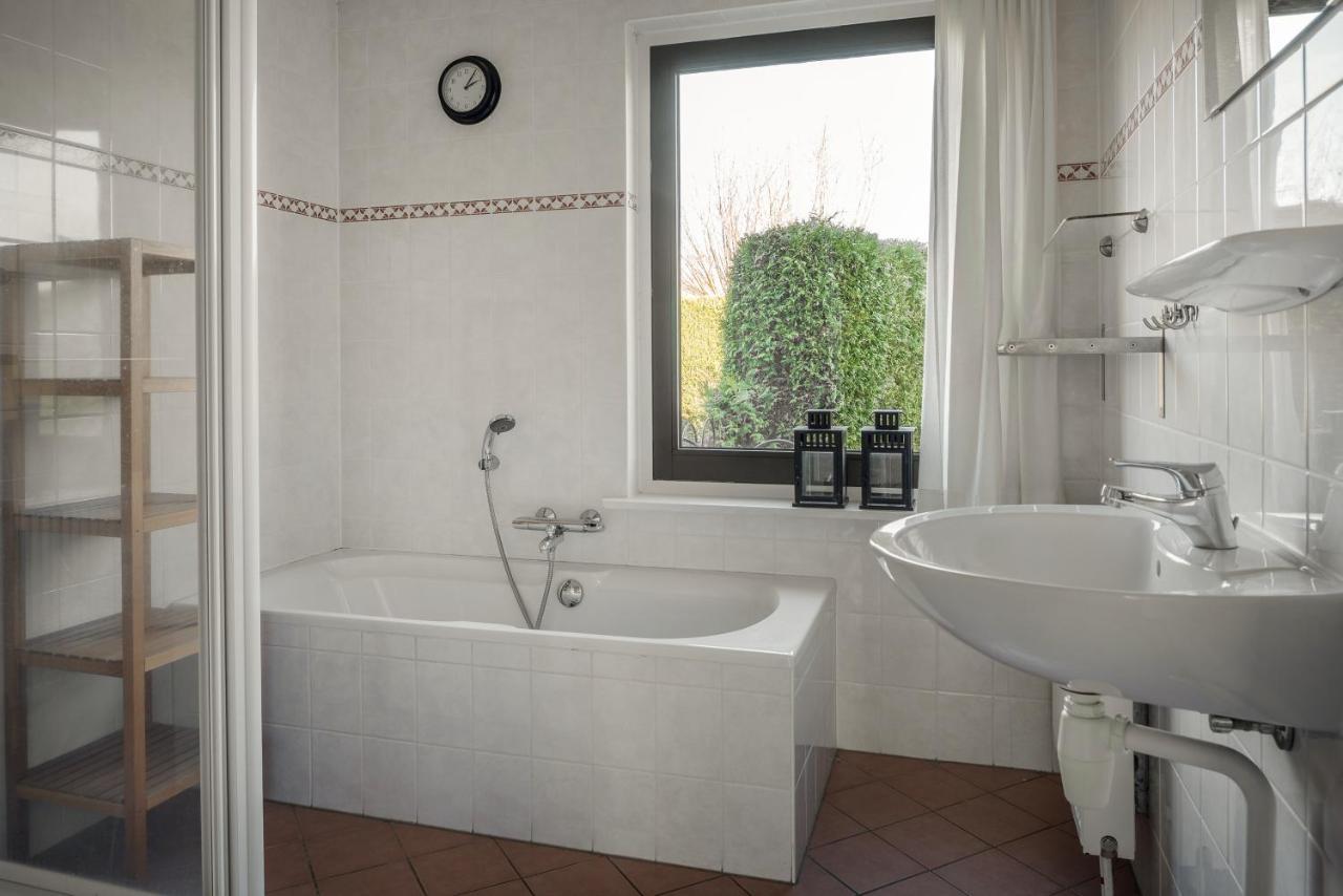 Wellnesshuis Met Hottub, Ligbad En Grote Tuin Vila Tzummarum Exterior foto