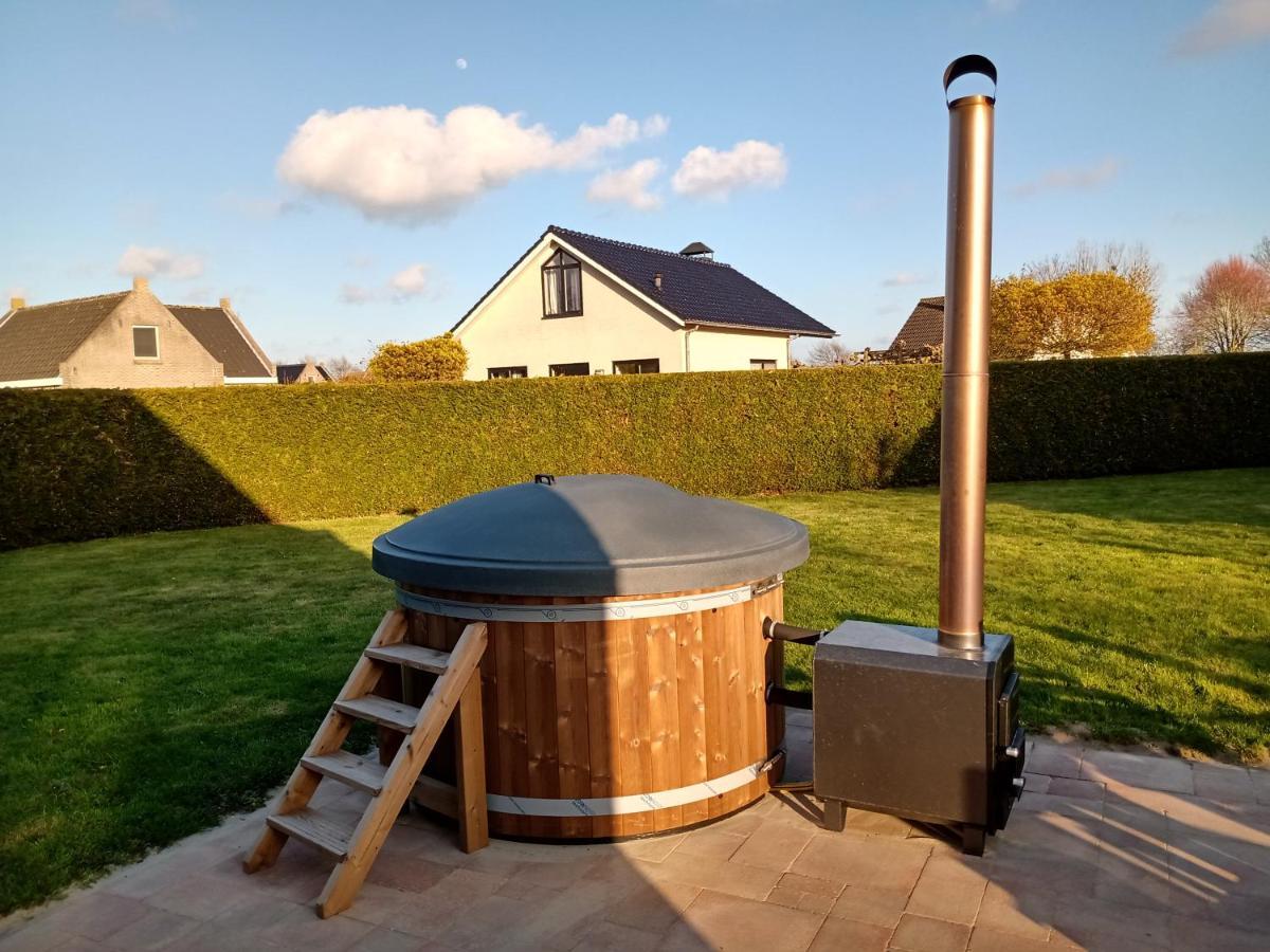 Wellnesshuis Met Hottub, Ligbad En Grote Tuin Vila Tzummarum Exterior foto