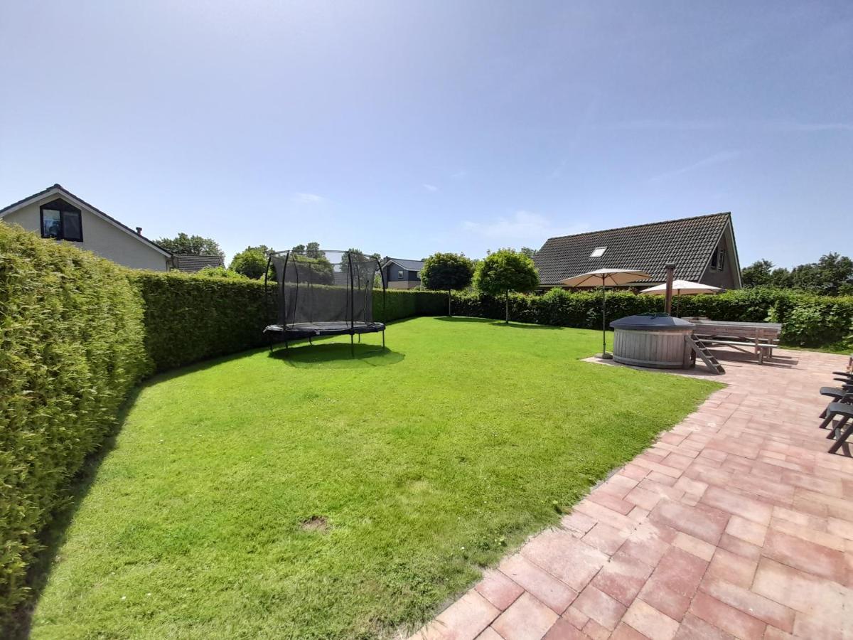Wellnesshuis Met Hottub, Ligbad En Grote Tuin Vila Tzummarum Exterior foto